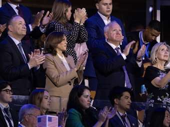 ΗΠΑ: Ο υποψήφιος αντιπρόεδρος Τιμ Γουόλς ενθουσίασε το πλήθος στο Συνέδριο των Δημοκρατικών