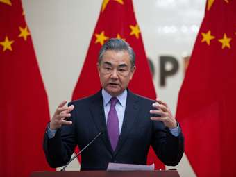 Κίνα: Ένας "πολυπολικός" κόσμος αναδύεται, λέει ο ΥΠΕΞ και ζητά να "τερματιστούν" οι εμπορικοί πόλεμοι