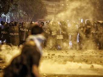 Περού: Βίαιες συγκρούσεις αστυνομικών και διαδηλωτών στην πρωτεύουσα