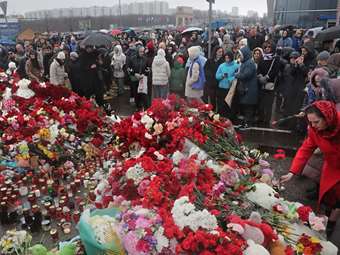 Ημέρα πένθους στη Μόσχα: Λουλούδια καταθέτουν οι πολίτες - Το βίντεο του ISIS από την επίθεση