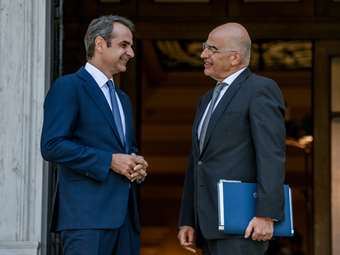 Οι λεπτές ισορροπίες στη σχέση Μαξίμου - Δένδια