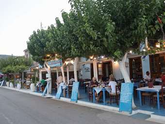 Εστίαση δυο ταχυτήτων: Άδεια τραπέζια στις ταβέρνες - Ουρές στο street food