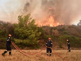 Καβάλα: Συνεχίζεται η επιχείρηση κατάσβεσης της φωτιάς στο Παγγαίο Όρος