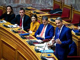 Διεθνής Τύπος για τον γάμο ομόφυλων ζευγαριών: Ο Μητσοτάκης συγκεντρώνει διακομματική στήριξη