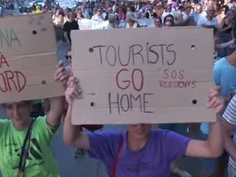 Δεκάδες χιλιάδες διαδήλωσαν στη Μαγιόρκα κατά του υπερτουρισμού - "Η πολυτέλειά σας, η δυστυχία μας"