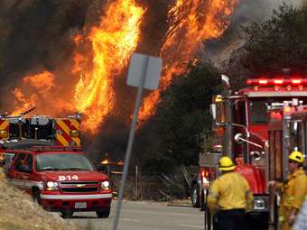ΗΠΑ: Πυρκαγιές ζώνουν το Λος Άντζελες, δεκάδες σπίτια στάχτη