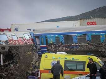 57 κεριά άναψαν στα Τίρανα, για τα θύματα των Τεμπών