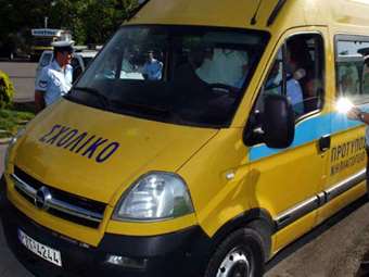 Θεσσαλονίκη: Άνοιξε πυροσβεστήρας μέσα σε σχολικό λεωφορείο – Καλά στην υγεία τους οι μαθητές