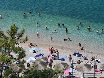 Associated Press: Οι τιμές αποκλείουν τους Έλληνες από τους εμβληματικούς προορισμούς της χώρας τους