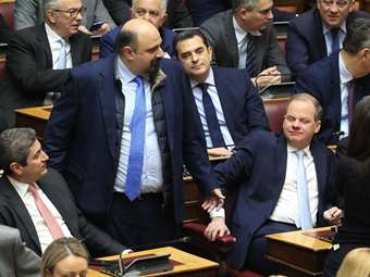 Τέμπη: Γιατί το Μαξίμου ακολουθεί "μοντέλο Τριαντόπουλου" για Καραμανλή