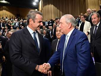 Απών o Αντ. Σαμαράς από την παρουσίαση του βιβλίου Ευρ. Στυλιανίδη - Χειραψία Κ. Μητσοτάκη-Κ. Καραμανλή