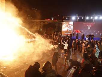Νέα διαδήλωση της αντιπολίτευσης στην Αλβανία, 16 αστυνομικοί τραυματίες