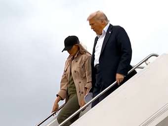 Ο Τραμπ στο Τέξας, επτά ημέρες μετά τις καταστροφικές πλημμύρες που στοίχισαν τη ζωή σε τουλάχιστον 120 ανθρώπους