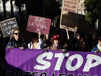 Γαλλία: Χιλιάδες άνθρωποι διαδήλωσαν κατά της βίας σε βάρος των γυναικών