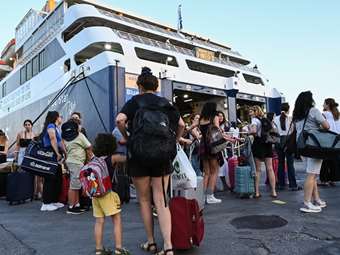 Συνεχίζεται η επιστροφή των εκδρομέων του καλοκαιριού – Αυξημένη κίνηση στο λιμάνι του Πειραιά