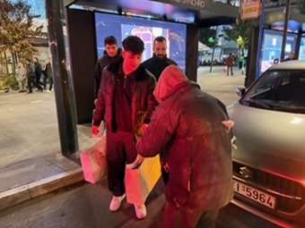 Φοιτητές ΑΕΙ με την "ΑΠΟΣΤΟΛΗ" και "ΝΕΟΤΗΤΑ" της Ιεράς Αρχιεπισκοπής Αθηνών μοιράζουν δέματα αγάπης σε αστέγους