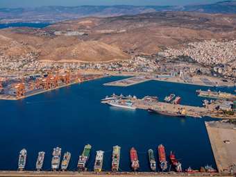 Πλήγμα στον Πειραιά από τις επιθέσεις των ανταρτών Χούθι στα εμπορικά πλοία