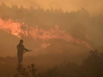 Πηγές ΕΛΑΣ: Δεν μπορεί να έχει προκύψει από κολόνα του δικτύου ηλεκτρισμού η φωτιά στην Αττική