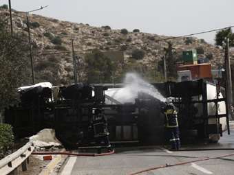 Εκκενώνεται η δομή Σχιστού για προληπτικούς λόγους μετά την ανατροπή βυτιοφόρου που μετέφερε υγραέριο