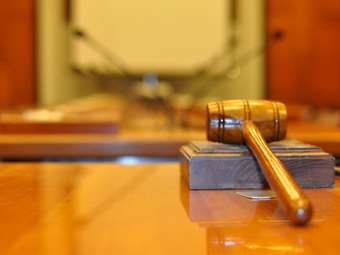 Φυλάκιση τουλάχιστον ενός έτους στους υπευθύνους καταστημάτων που δίνουν αλκοόλ και καπνικά είδη σε ανήλικους