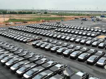 Γιατί εκατοντάδες Tesla Cybertruck μένουν παρκαρισμένα στο Τέξας