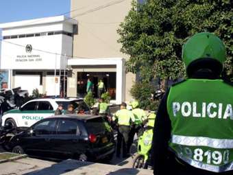 Κολομβία: Ομάδα ανταρτών παραδίδει πολεμικό υλικό, τάσσεται υπέρ της ειρήνης