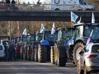 Γαλλία: Οι αγρότες "πολιορκούν" το Παρίσι