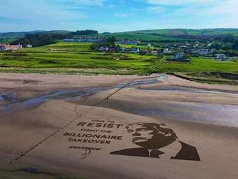 Διαμαρτυρία της Greenpeace στο γήπεδο γκολφ του Ντόναλντ Τραμπ στη Σκωτία