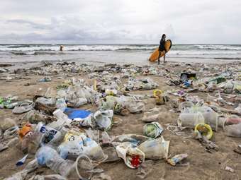 Μπαλί: Μεγάλη επιχείρηση καθαρισμού των ακτών, που έχουν κατακλυστεί από πλαστικά