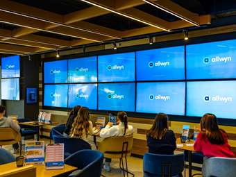 Η εποχή της Allwyn ξεκινά για το δίκτυο των καταστημάτων του ΟΠΑΠ – Το rebranding φέρνει νέες και αναβαθμισμένες εμπειρίες για τους πελάτες