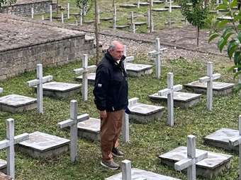 Φόρο τιμής στα μνημεία πεσόντων Ελλήνων στη Βόρεια Ήπειρο απέτισε ο Κ. Καραμανλής