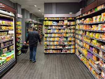Γαλλία: Εβδομήντα πέντε μεγάλες εταιρίες τροφίμων δεσμεύθηκαν να μειώσουν τις τιμές τους