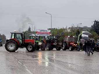 Αγρότες: Συγκρούσεις και δακρυγόνα στα "Πράσινα Φανάρια" - "Δεν μπορεί να γίνει διάλογος με επεισόδια", λέει η κυβέρνηση