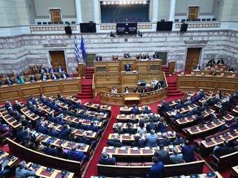 Πολιτικά τζαρτζαρίσματα: Όλοι εναντίον όλων λίγο πριν από τη θερινή ραστώνη