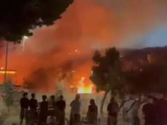 Πυρκαγιά σε υπαίθριο χώρο με σκάφη στη Γλυφάδα