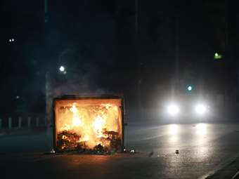 Θεσσαλονίκη: Πολύωρα επεισόδια με μολότοφ και δακρυγόνα έξω από το ΑΠΘ – Ζημιές σε αυτοκίνητα - Πάνω από 300 προσαγωγές