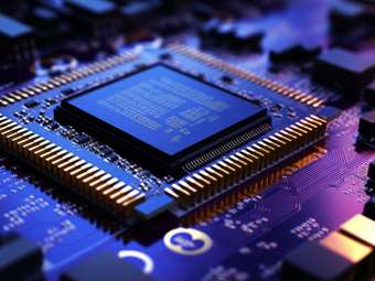 Παγκόσμια κρίση στα τσιπ: Σοβαρές ελλείψεις λόγω της φρενίτιδας με το AI - Φόβοι για αύξηση τιμών και καθυστερήσεις σε project