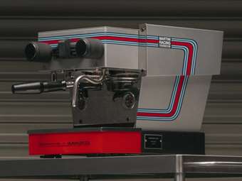 Τι σχέση μπορεί να έχει η Porsche 911 με μια μηχανή εσπρέσο 6.000 ευρώ