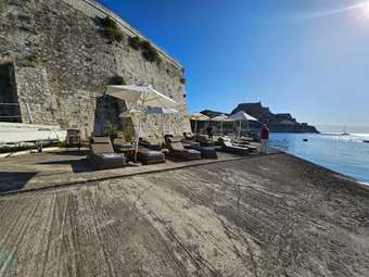 Κέρκυρα: Απομακρύνθηκαν τραπεζοκαθίσματα και ξαπλώστρες που είχαν τοποθετηθεί χωρίς παραχώρηση απλής χρήσης