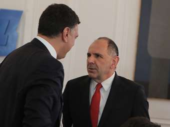 Συνάντηση Β. Κικίλια-Γ. Γεραπετρίτη μετά τις επιθέσεις με drones σε ελληνικής διαχείρισης δεξαμενόπλοια στη Μαύρη Θάλασσα