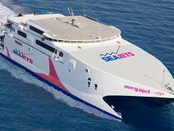Μεγάλη ταλαιπωρία για 1.012 επιβάτες όταν πλοίο της Seajets προσέκρουσε  σε προβλήτα στην Πάρο