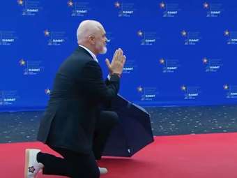 Επικοινωνιακό σόου Ράμα στη Σύνοδο Κορυφής στα Τίρανα - Υποδέχθηκε "γονατιστός" τη Μελόνι