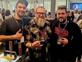 Ζυθοποιοί φτιάχνουν μπύρες σε όλον τον κόσμο - Οι συνταγές τους ταξιδεύουν μέχρι τη Χαβάη