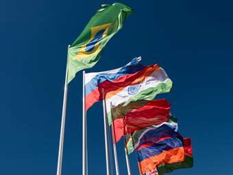 BRICS: "Σοβαρές ανησυχίες" για την επιβολή μονομερών δασμών