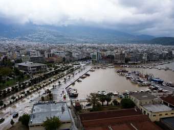 Σφοδρή καταιγίδα σαρώνει τον Βόλο - Έντονα καιρικά φαινόμενα και στη Λάρισα
