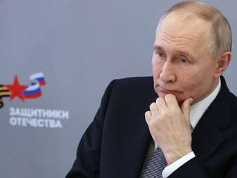 Bloomberg: Ο Πούτιν ζητά αναστολή στις παραδόσεις όπλων στην Ουκρανία για να δεχτεί την πρόταση εκεχειρίας