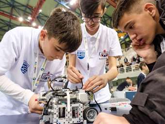 COSMOTE: Ένα δεκαετές ταξίδι για την εκπαιδευτική ρομποτική και το STEM για τις ψηφιακές δεξιότητες των νέων