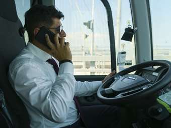 Οδηγός ΚΤΕΛ έστριβε τσιγάρο και κοιτούσε το κινητό ενώ οδηγούσε (Video)