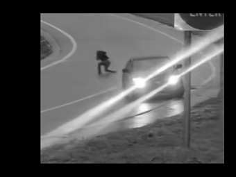 Οδηγός πηδάει από το αυτοκίνητο του και το αφήνει να τρακάρει μόνο του (video)