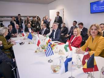 Bloomberg - Σύνοδος Κορυφής ΕΕ: Γαλλία και Ιταλία καθυστερούν το "πράσινο φως" για τα πυρομαχικά στην Ουκρανία